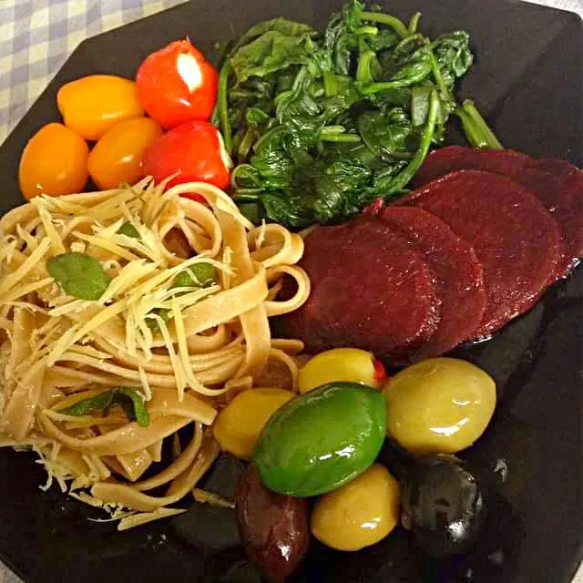 cream cheese filled peppers,spinach, olives,beets,pasta|CHUENCHAIさん