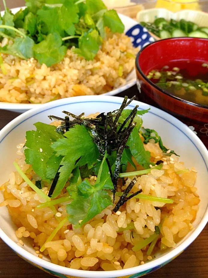 三つ葉の炊き込みご飯です。牡蠣醤油の旨みだしのみでふっくら美味しく♪お父さんのお酒の〆に☆|ゆんゆんゅんさん