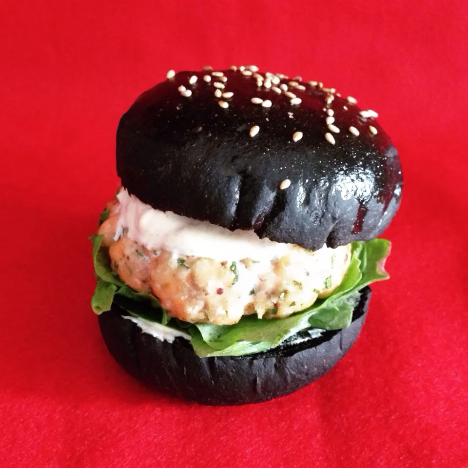 Salmon burger on home made squid ink bun|coxiella24さん