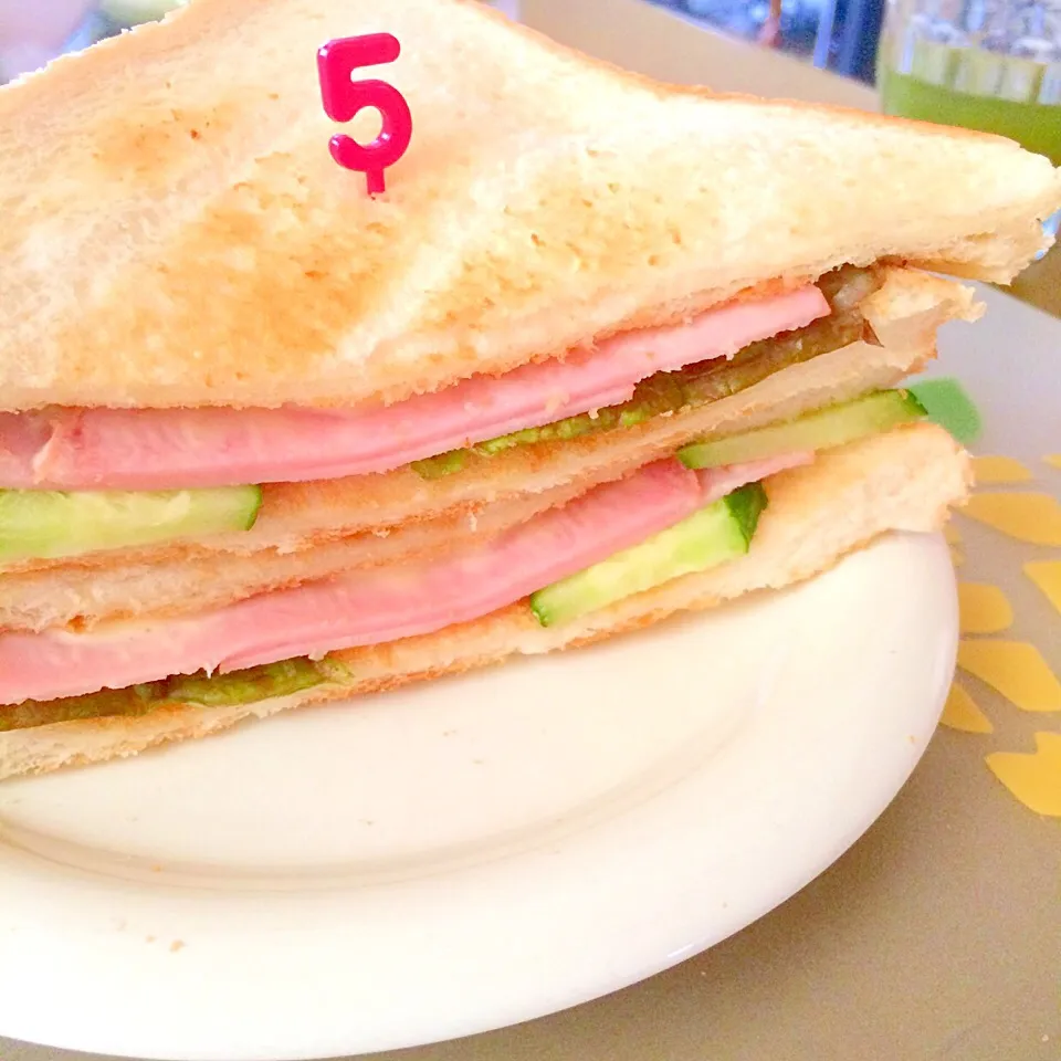 ハムサンドでブランチ🍞🍞|かずみさん