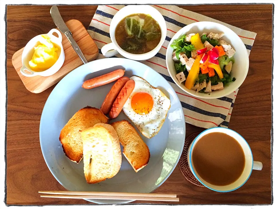 醤油麹漬けドラムスティックで出汁を取ったキャベツとカブのスープと蒸し鶏とピクルスのサラダでブランチ|こんぶさん