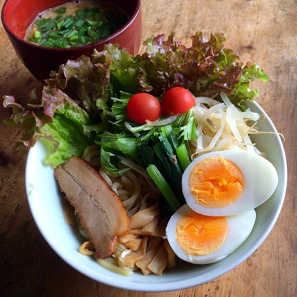 セブンのつけ麺でサラダなひと丼♬|Yoshinobu Nakagawaさん