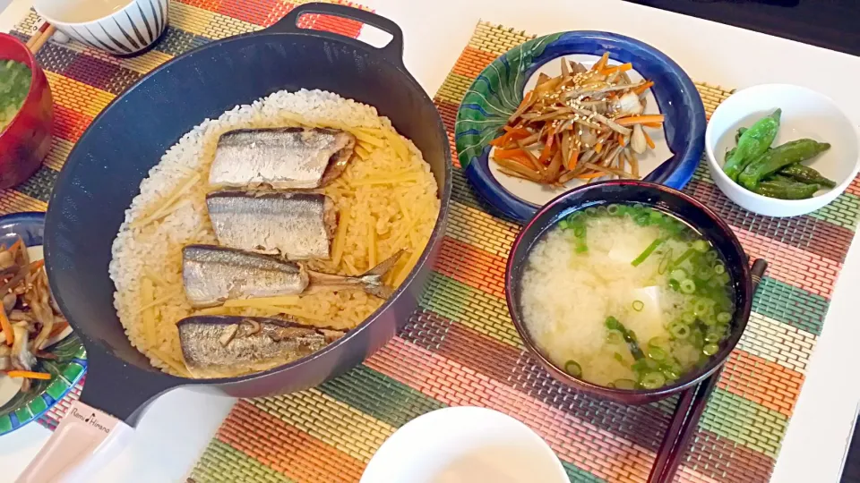 今日の夕食 さんまの炊き込みご飯、舞茸入りきんぴら、豆腐とわかめの味噌汁|pinknari🐰🌈さん