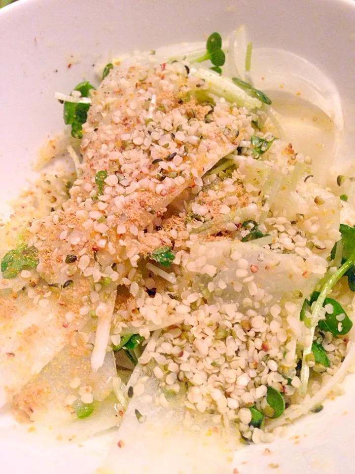 Daikon onion alfalfa salad with hemp seeds 大根とカイワレと玉ねぎサラダにヘンプシードがけ|Tanuさん