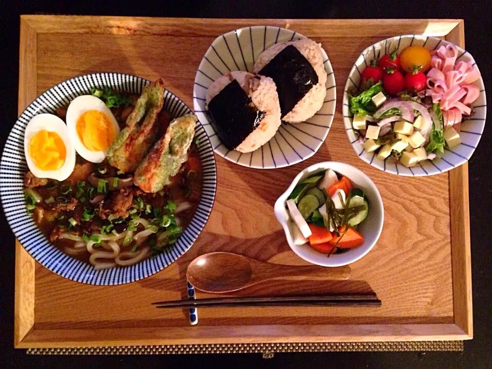 カレーうどん、鶏の炊き込みご飯おにぎり、サラダ、浅漬け|ayumiさん