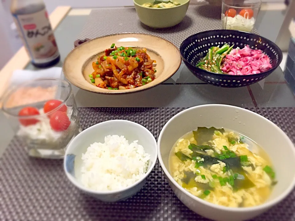 豚キムチ、オクラとむくげの麺つゆ鰹節和え、卵スープ、玉ねぎとトマトのマリネ|pokonyanさん