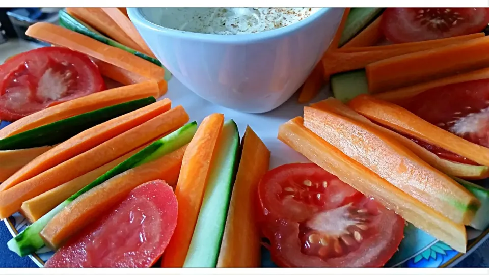 Snapdishの料理写真:lovely dip vegetables: carrotts, cucumber and tomatoe served with a cream, joghurt dip|Najeskaさん