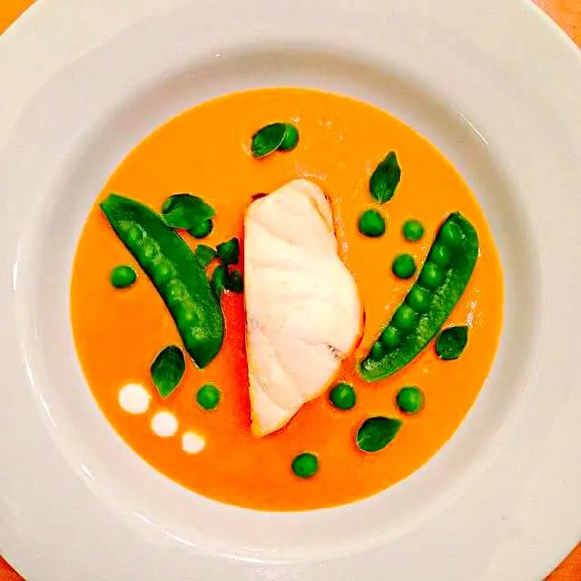 Baked sea drum, cherry tomato-chicken stock sauce, peas, yogurt.|CHUENCHAIさん