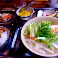 Snapdishの料理写真:ミィエン,煮豚ご飯ランチ|ToToRoNさん