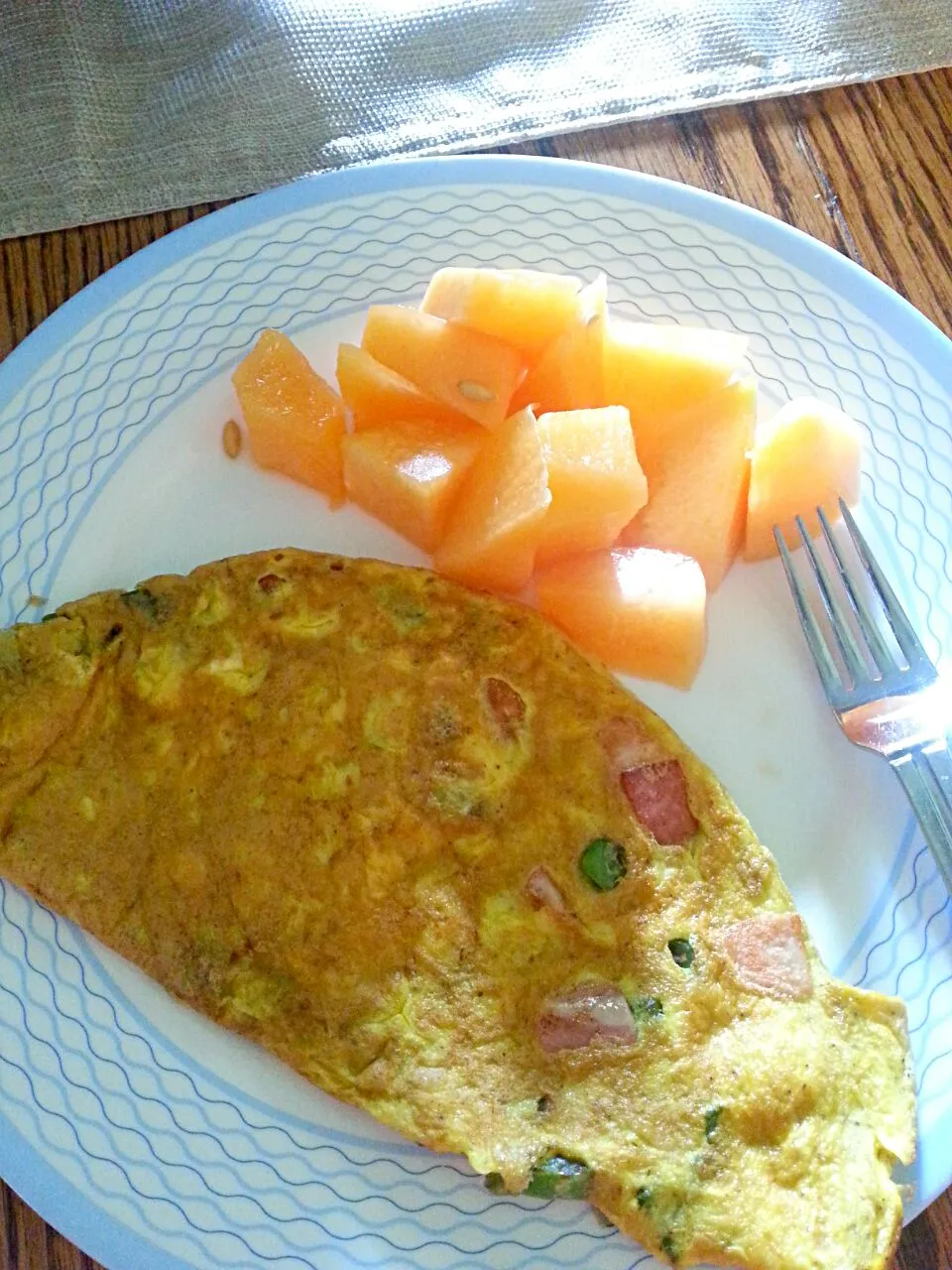 Snapdishの料理写真:Day 4 - 2 egg and 2 egg white omelette cut up Turkey bacon, green pepper and onion with 1 cup of cantaloupe|Crystal Lemieuxさん