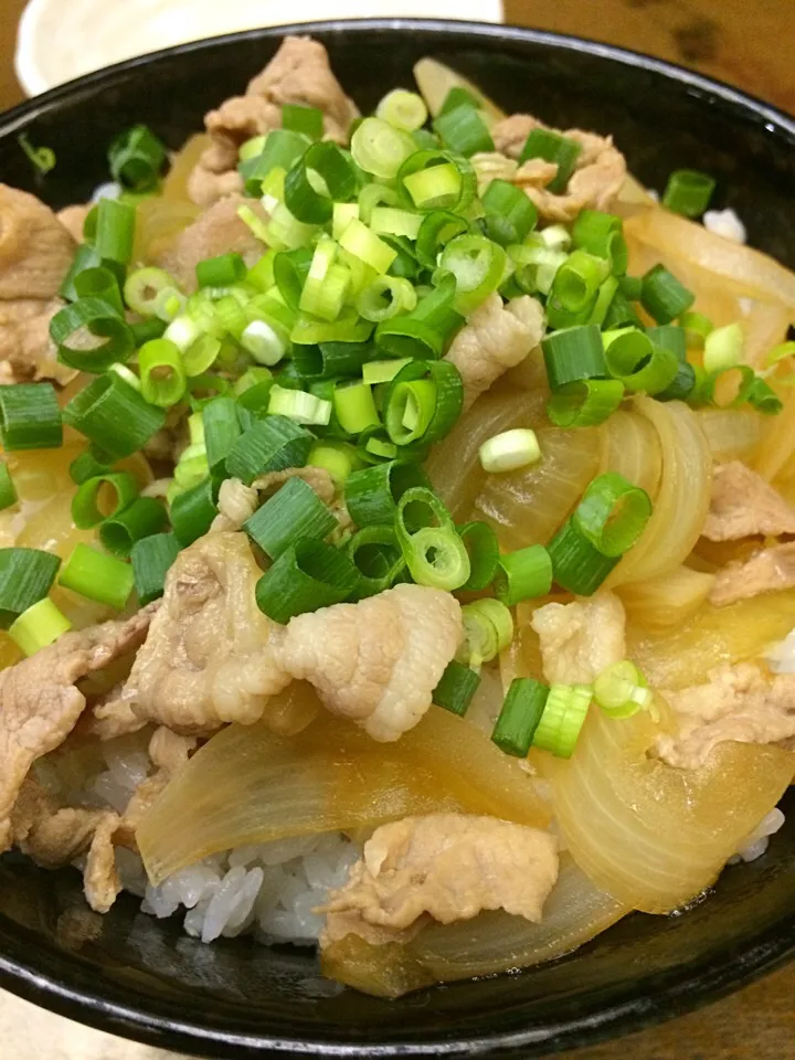 Snapdishの料理写真:新タマたっぷり豚丼|makunさん