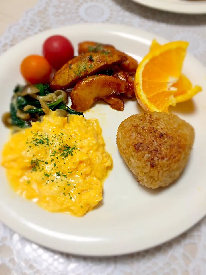 りるのんさんの料理 グリルプレートで買うより安い！あの焼きおにぎり🌸で朝ごはん！！|まぁちゃんさん