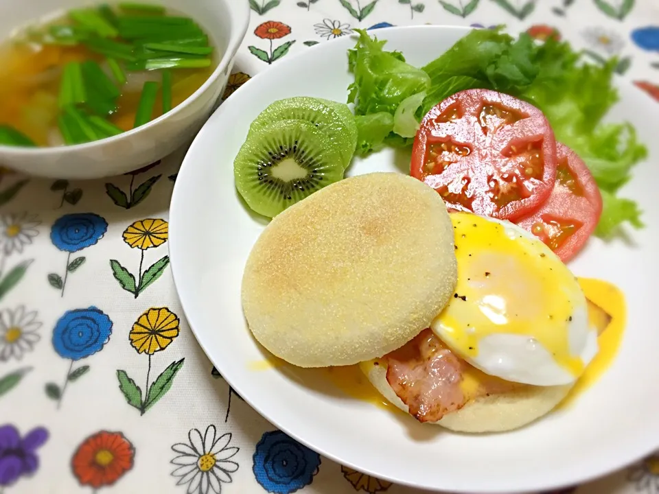 エッグベネディクトで朝ご飯♩|momoさん