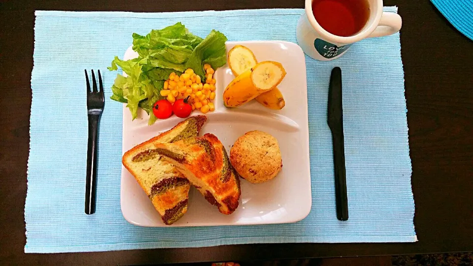 Snapdishの料理写真:休日朝ごはん☆手作り三色食パン&ライ麦スコーン|pikyuさん