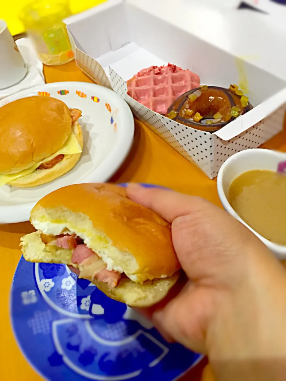 チーズベーコンエッグレタスバーガー🍔  カフェオレ☕️  ＆  クリスピークリーム🍩  ストロベリーワッフル  マンゴーチョコ|ch＊K*∀o(^^*)♪さん