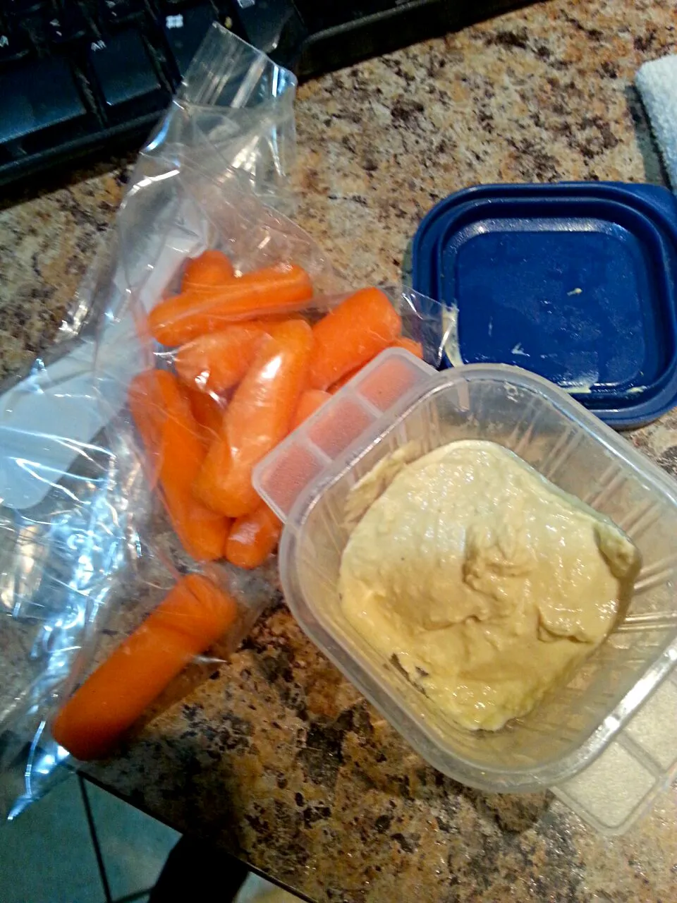 Humus and Baby Carrots!|Crystal Lemieuxさん