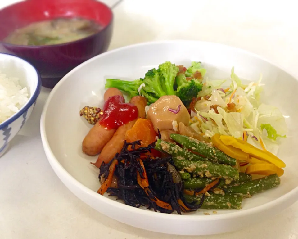 朝ごはん ウインナー 煮物 ひじき煮 サラダ インゲン胡麻和え  たくあん シジミみそ汁 白飯|ぽんたさん