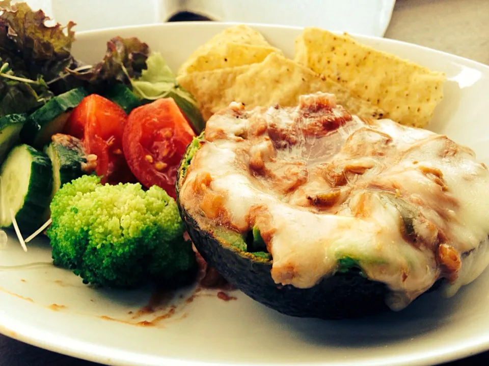 Snapdishの料理写真:Grilled Avocado with salsa, bean paste and cheese|Yuriさん