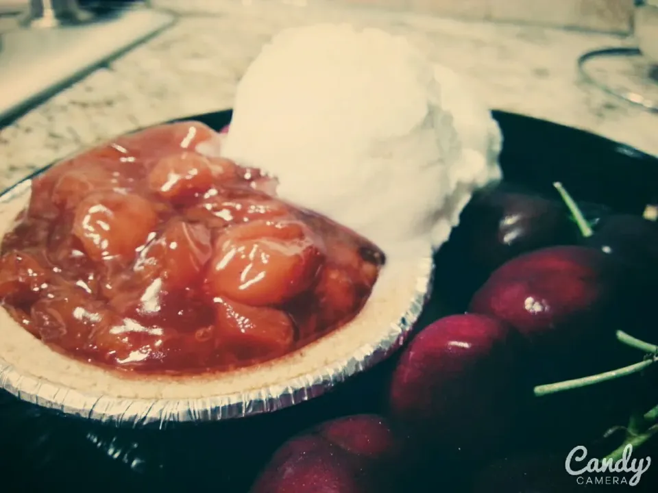 Tart Cherry & White Peach Pie with Vanilla Ice Cream|Courtney Alizabet Riess Handelさん