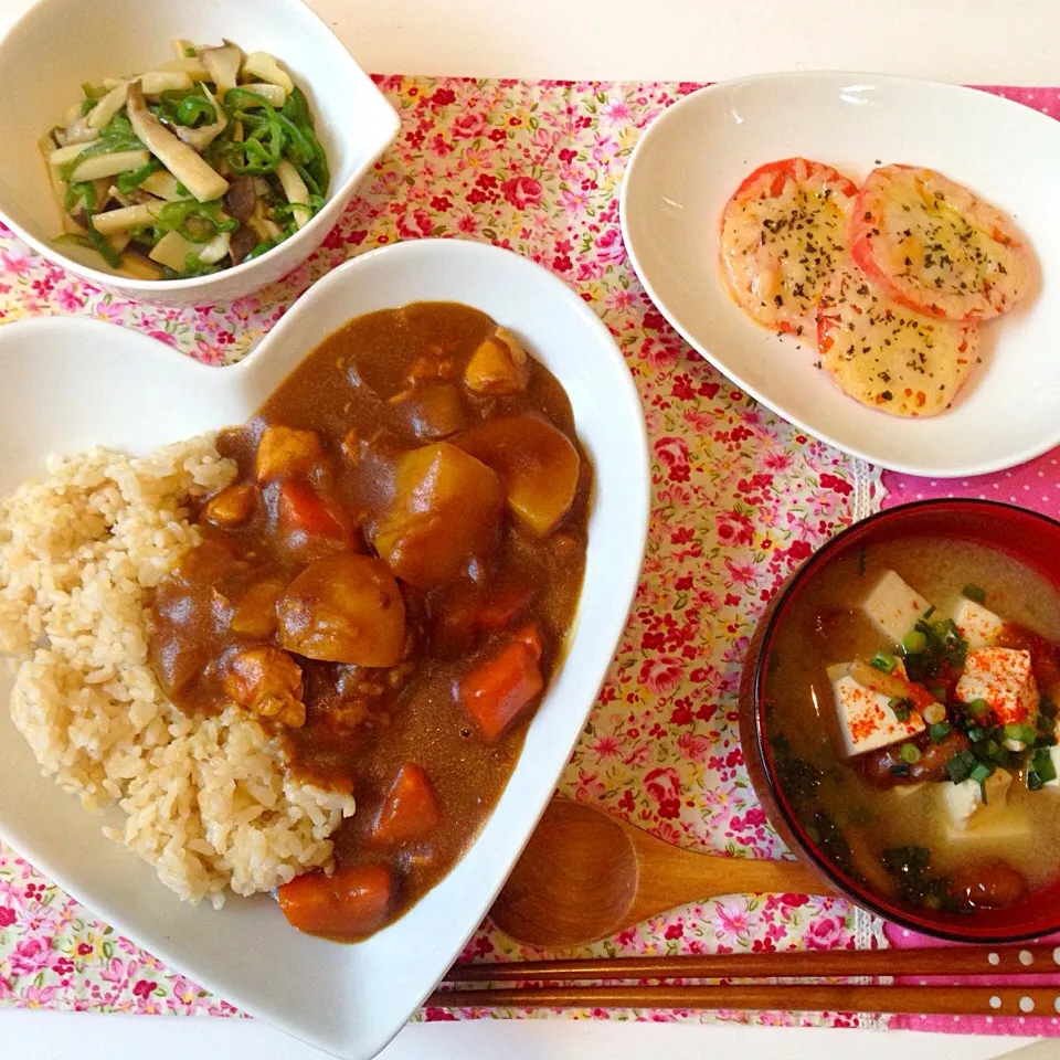 Snapdishの料理写真:ポークカレー🍛ピーマンとエリンギのバター醤油炒め、トマトのチーズ焼き、なめこと豆腐のお味噌汁|にゅきさん