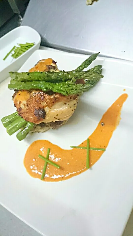 goat cheese pesto stuffed supreme chcicken with grilled rosemary asparagus and roasted garlic potatoe cakes|Jayson Mccrimmonさん