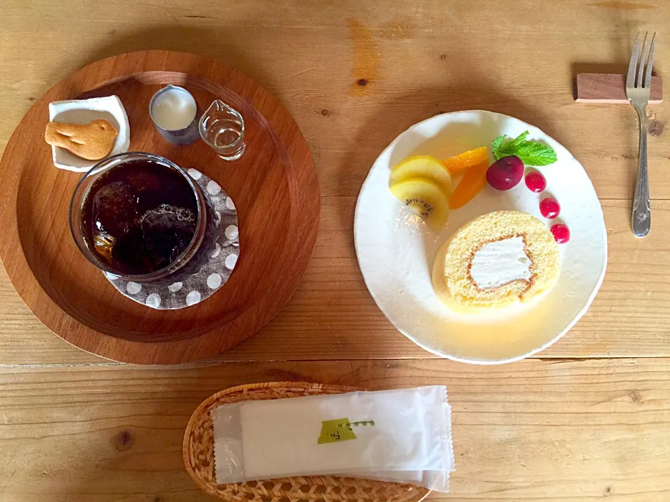 ロールケーキ、アイスコーヒー|プラゴさん