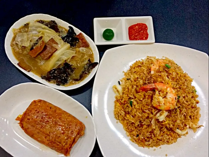 Fried rice with sambal chilli, vegetable and otak.
That's lunch for today.|秋平さん