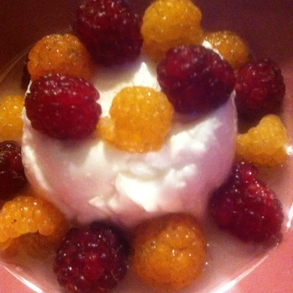 Soft Goat Cheese, Red and Yellow Raspberries and Agave sirup.|PHILIPPEさん