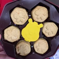 Snapdishの料理写真:Winnie the pooh cookies with honey 🍯|Tabemonoさん