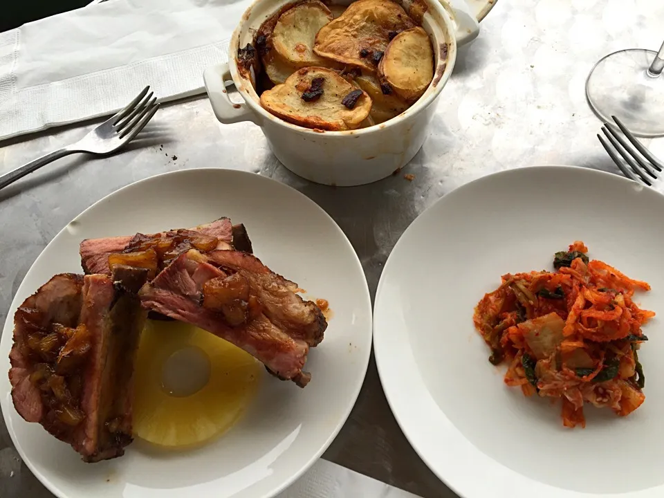 Smoked ribs w/pineapple sauce, kimchee, potatoes with creme and bacon|Chris Shannonさん