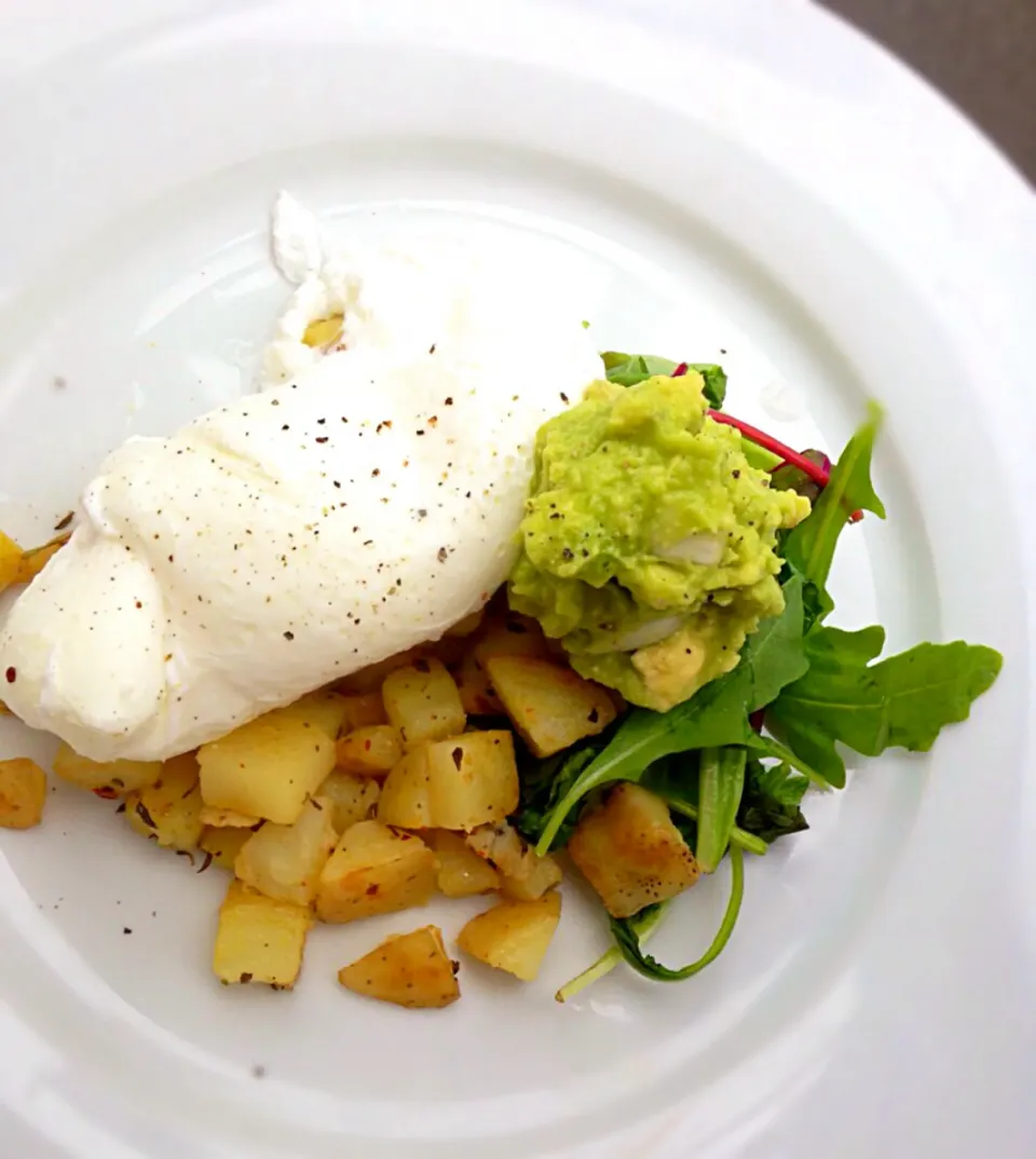 Poached eggs. Guacamole. Potato bits. Salad.|Safiraさん