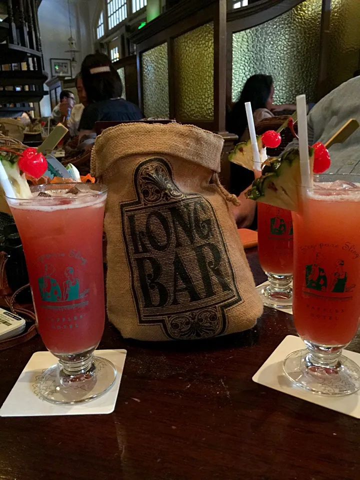 そして本物、LONG BARで飲む SINGAPOL SLING|うえのぶさん