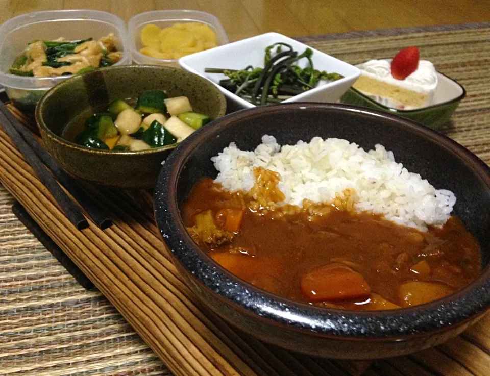 Snapdishの料理写真:晩ごはん チキンカレー 蕨おひたし 大根ときゅうりのポン酢漬け ほうれん草と油揚げのおひたし たくあん|ぽんたさん