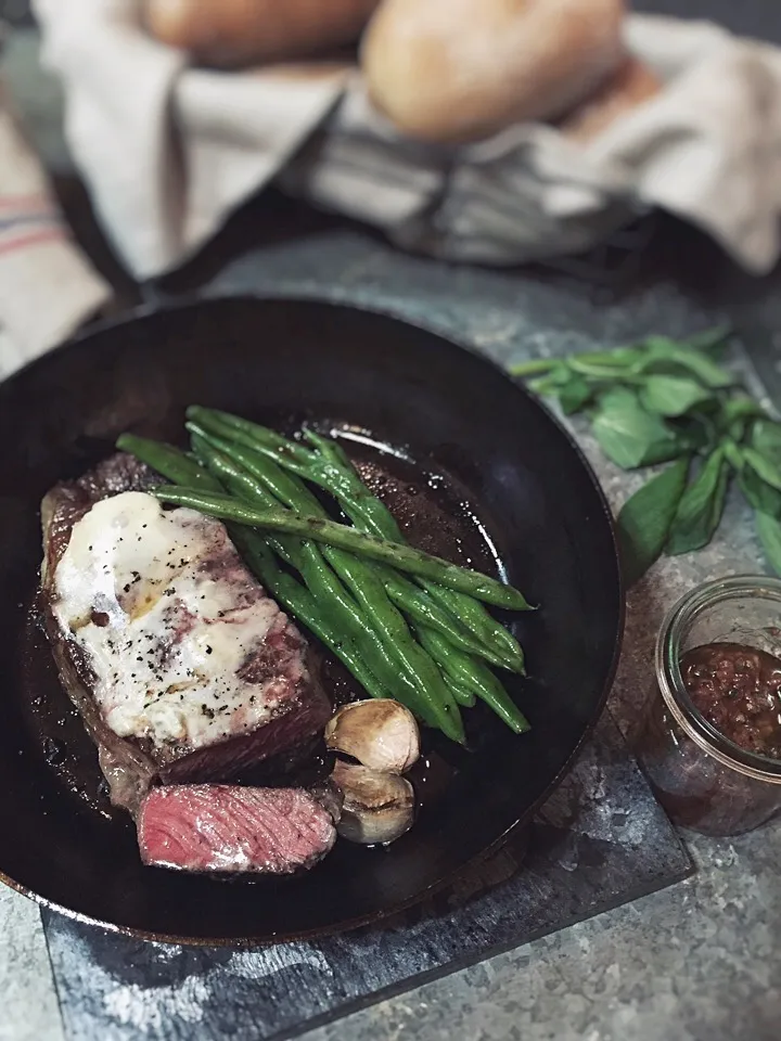 Sirloin steak with green beans,roasted tomato vinaigrette and gorgonzola.|rick chanさん