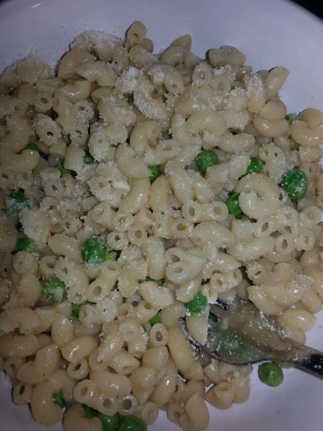 Snapdishの料理写真:elbow macaroni with peas, butter, miso paste, and chix base. all vegan except the chz my son added!!|Polly Gelfusoさん