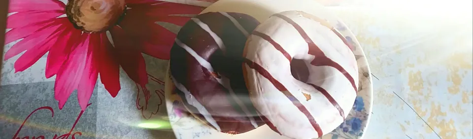 buyed american Donuts with vanilla and chocolate filling|Najeskaさん