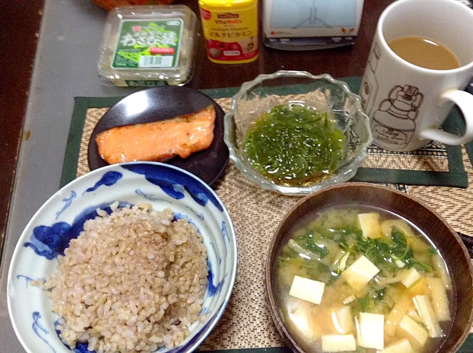 めかぶ＆鮭の味噌漬け＆豆苗と豆腐の味噌汁|まぐろさん