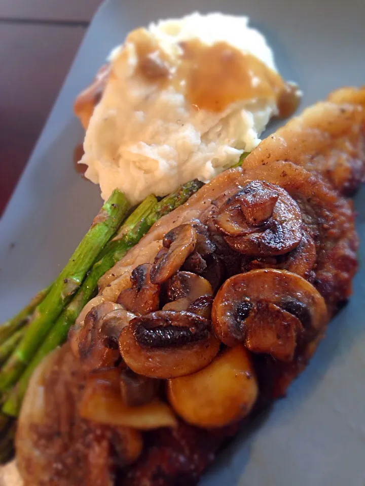 NY Strip, roasted asparagus & mashed potatoes|robyn leeさん