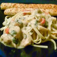 Blacken chicken and spinach alfredo w/garlic and olive oil breadsticks|Melvin Hewittさん