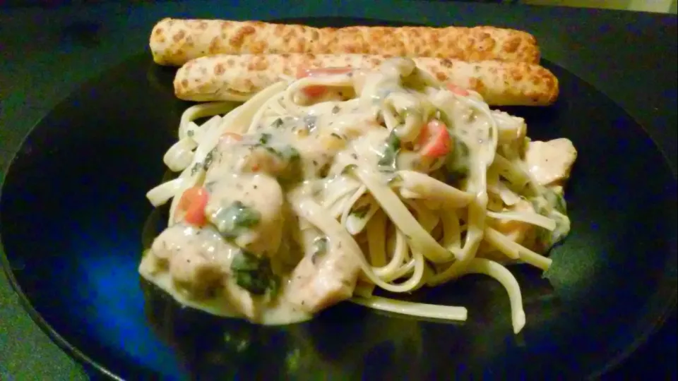 Blacken chicken and spinach alfredo w/garlic and olive oil breadsticks|Melvin Hewittさん