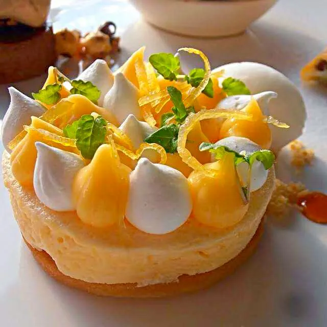 Lemon meringue tart, lemon myrtle sorbet, lime caramel.|CHUENCHAIさん