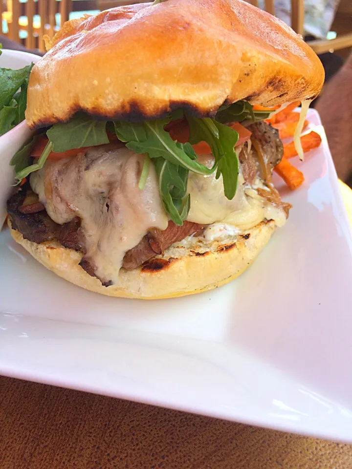 Prime Rib Sandwich w/ Caramelized Onion&Mushrooms, Swiss Cheese, Arugula&Horseradish Aioli|Milka Papricaさん