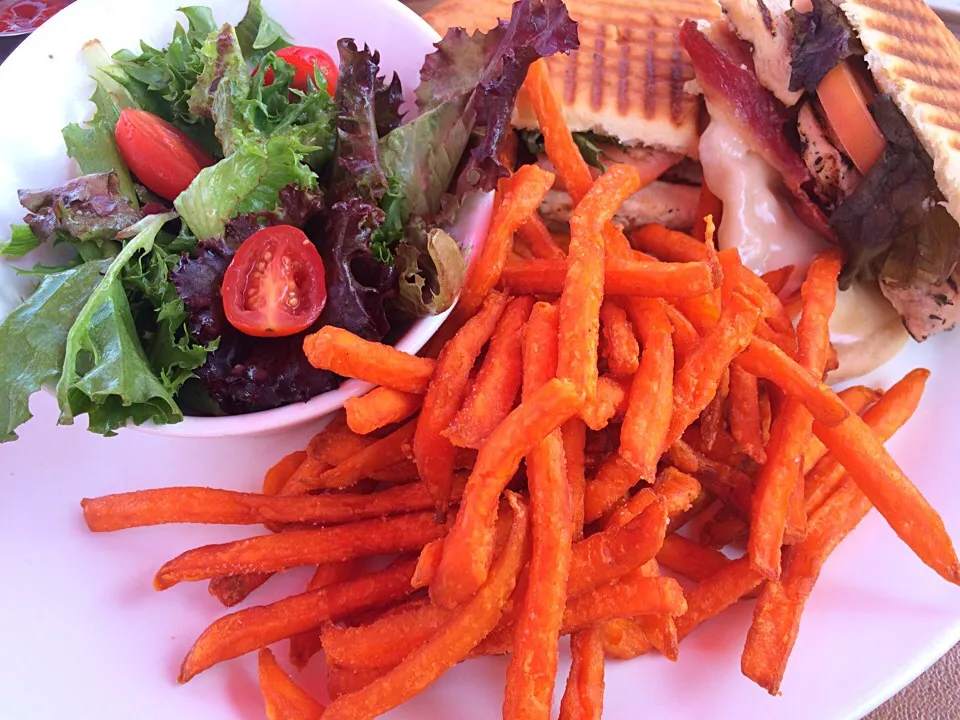 Chicken Panini w/ Sweet Potato Fries & Salad|Milka Papricaさん