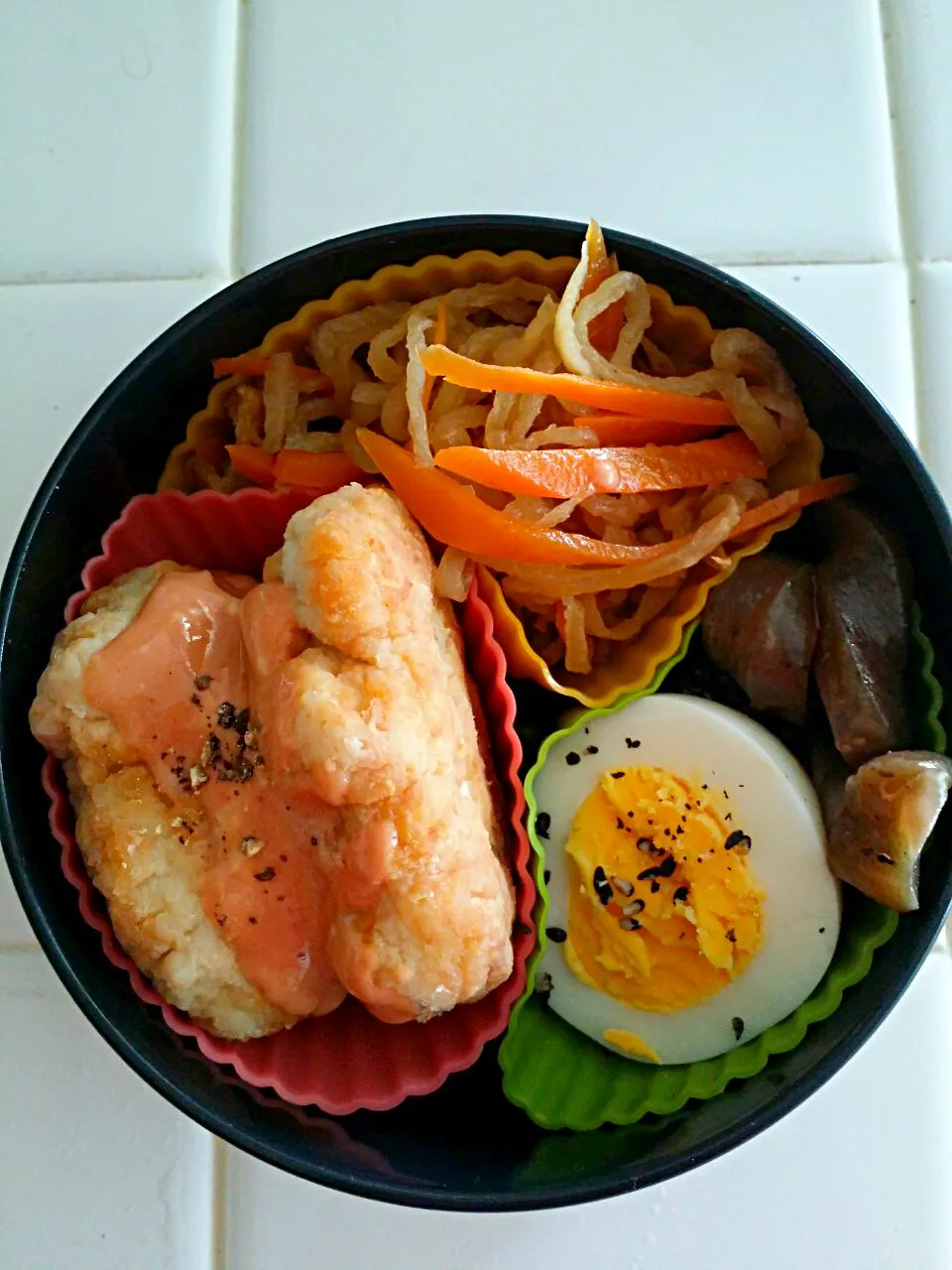 だんな弁当　自家製チキンナゲット/切り干し大根煮物/茹で玉子/蒟蒻ピリ辛煮|lotusさん