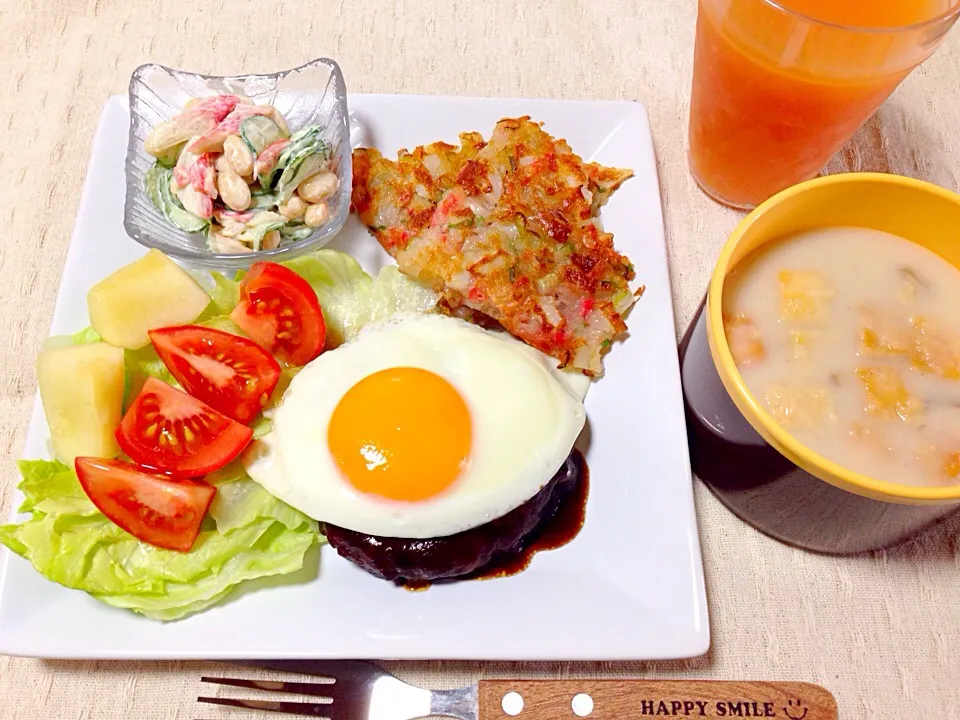 目玉乗っけハンバーグ♪サラダはきゅうりと大豆カニカマのからしマヨ( ⁼̴̶̤̀ω⁼̴̶̤́ )|ちゃみさん