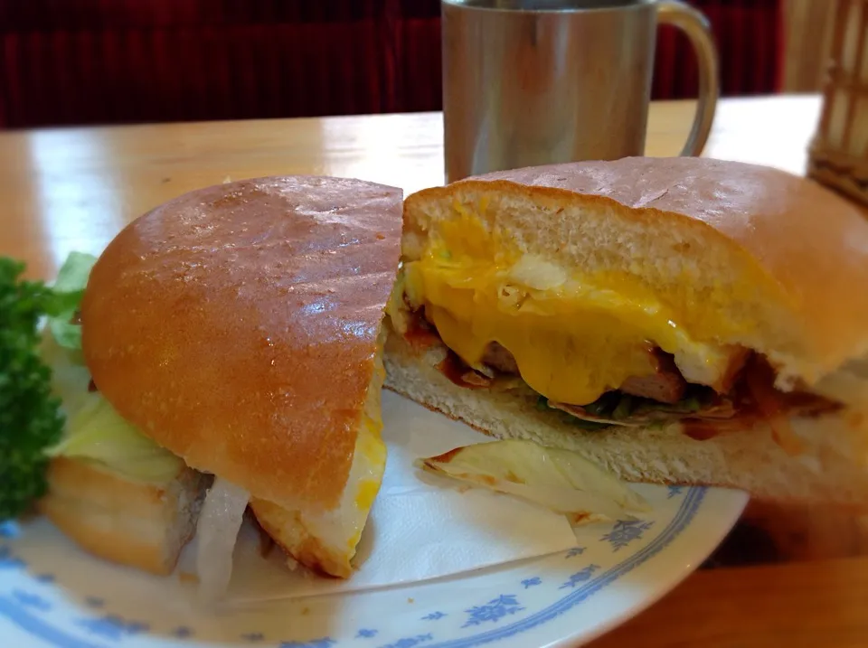 Snapdishの料理写真:コメダさんの🍔ハンバーガーでかっ💦（笑）|アライさんさん