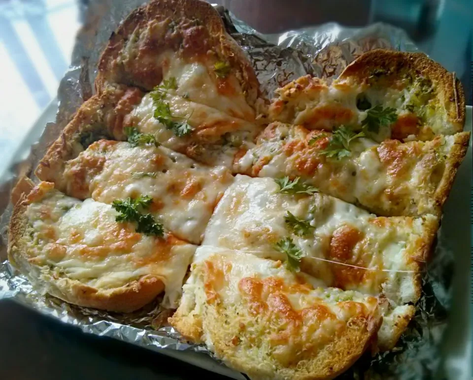 Cheesy garlic bread|Julie Tranさん