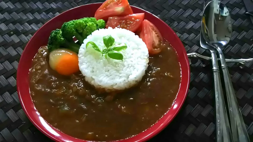 たまにはランチカレー、自家栽培のバジリコと、トマト、ブロッコリー、冷凍卵添え🍛
これがホントのオツカレ～サマ～🎵|quitaさん