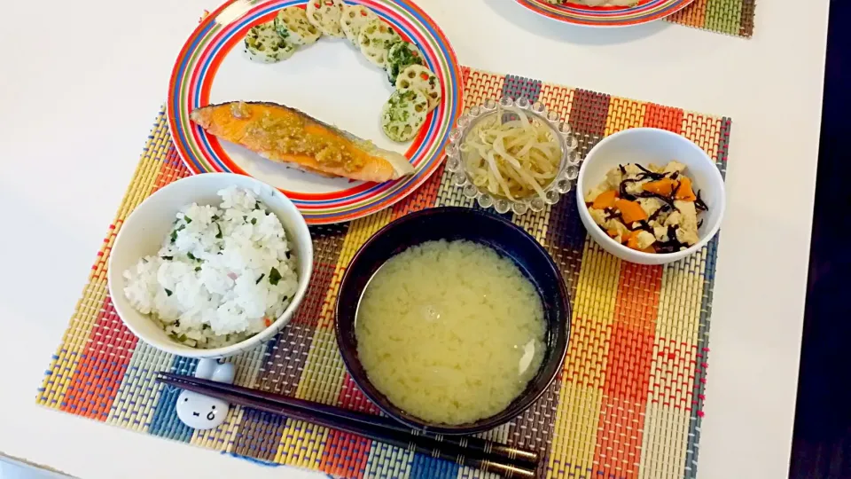 今日の夕食 鮭のゴマ味噌焼き、れんこんの磯辺焼き、もやしのごま和え、豆腐とひじきの煮物、わかめご飯、玉ねぎの味噌汁|pinknari🐰🌈さん