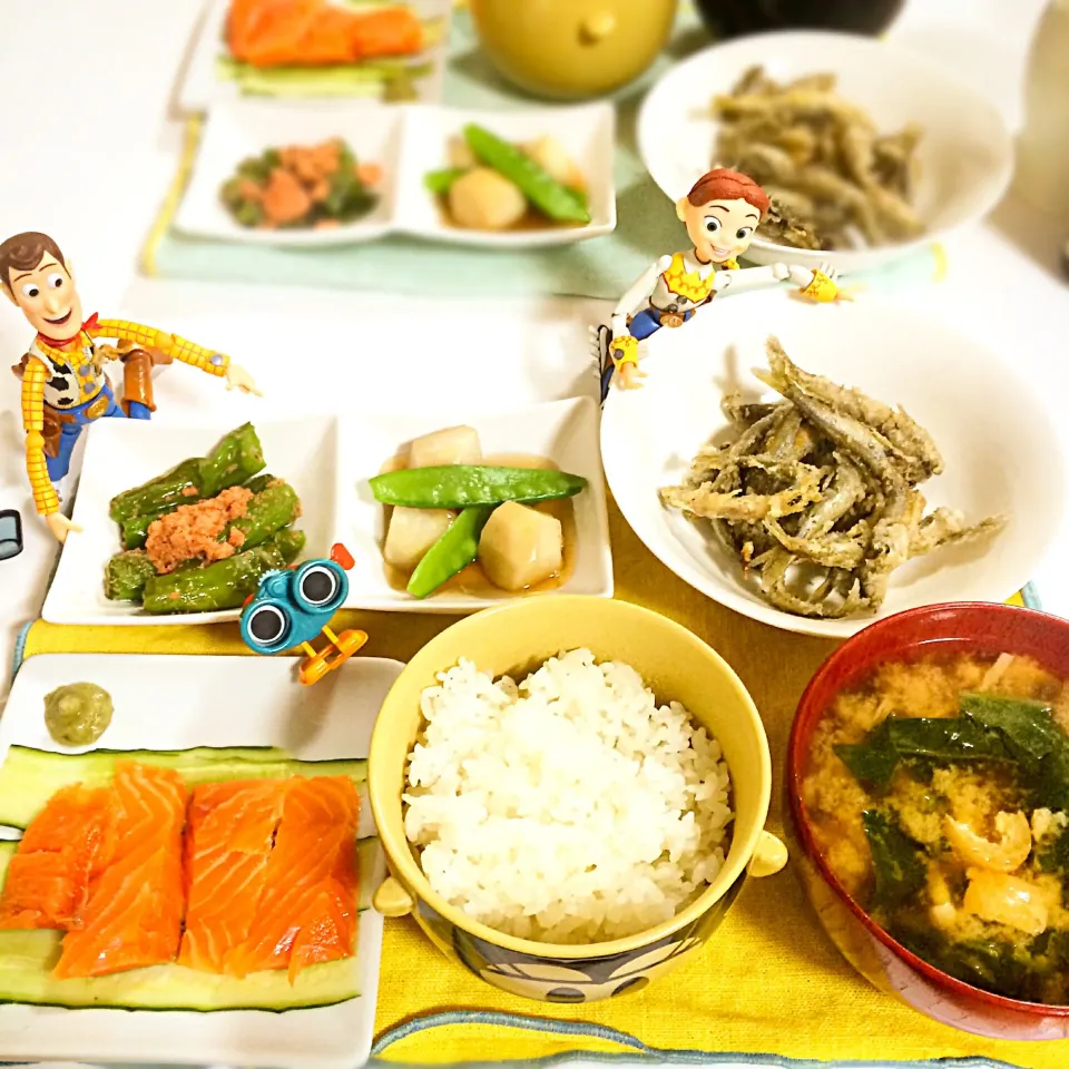 今日の晩ご飯                                 ワカサギの唐揚げ                         サーモンの刺身                            里芋の煮っころがし                    ししとうの明太子炒め  味噌汁|おくるまさん